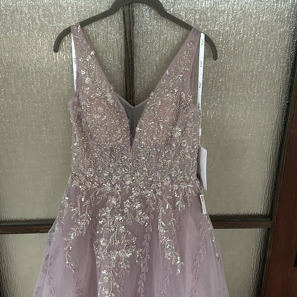 Mac Duggal EMBELLISHED SOFT TIE SLEEVELESS V NECK GOWN size 4 $798 - Picture 6 of 15